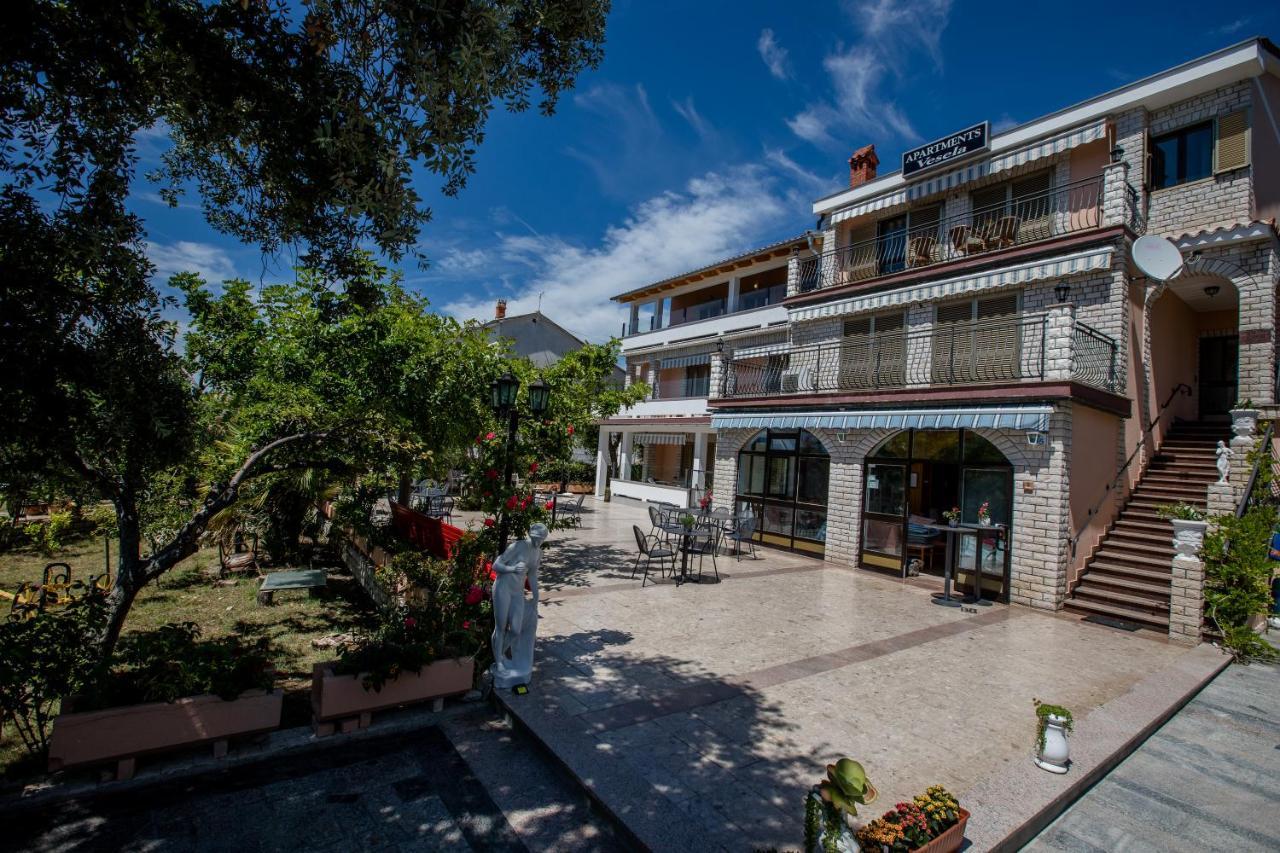 Apartments Vesela Banjol Екстер'єр фото