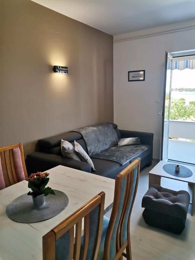 Apartments Vesela Banjol Екстер'єр фото