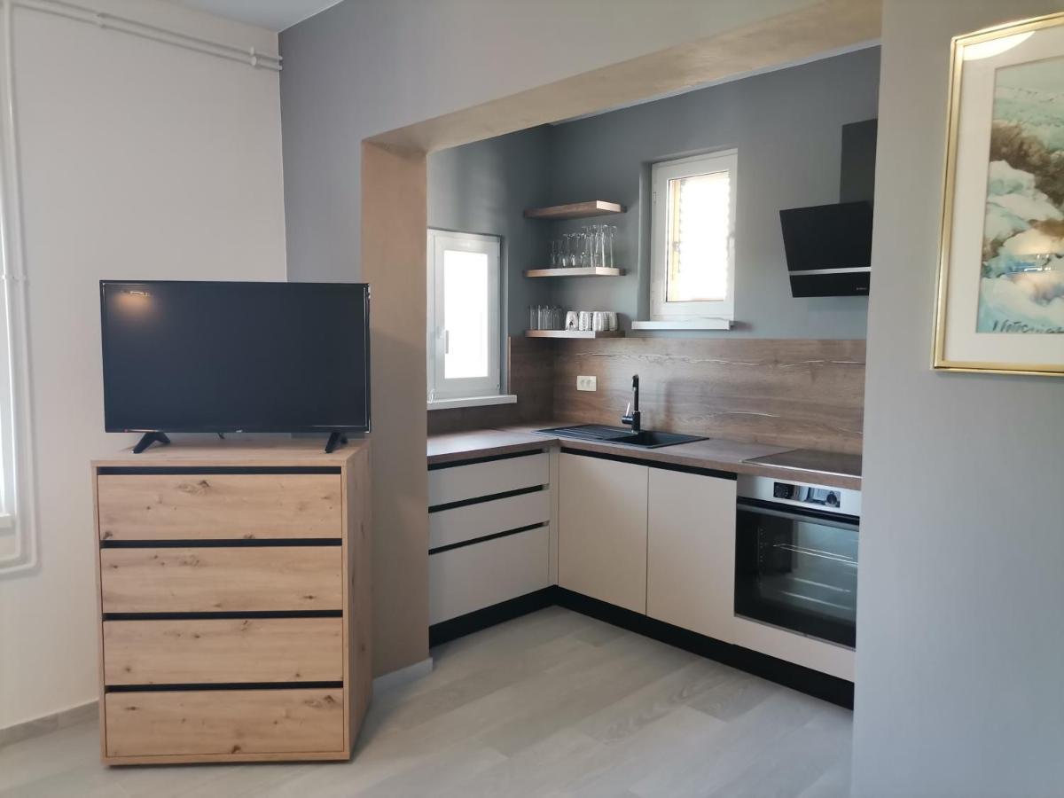 Apartments Vesela Banjol Екстер'єр фото
