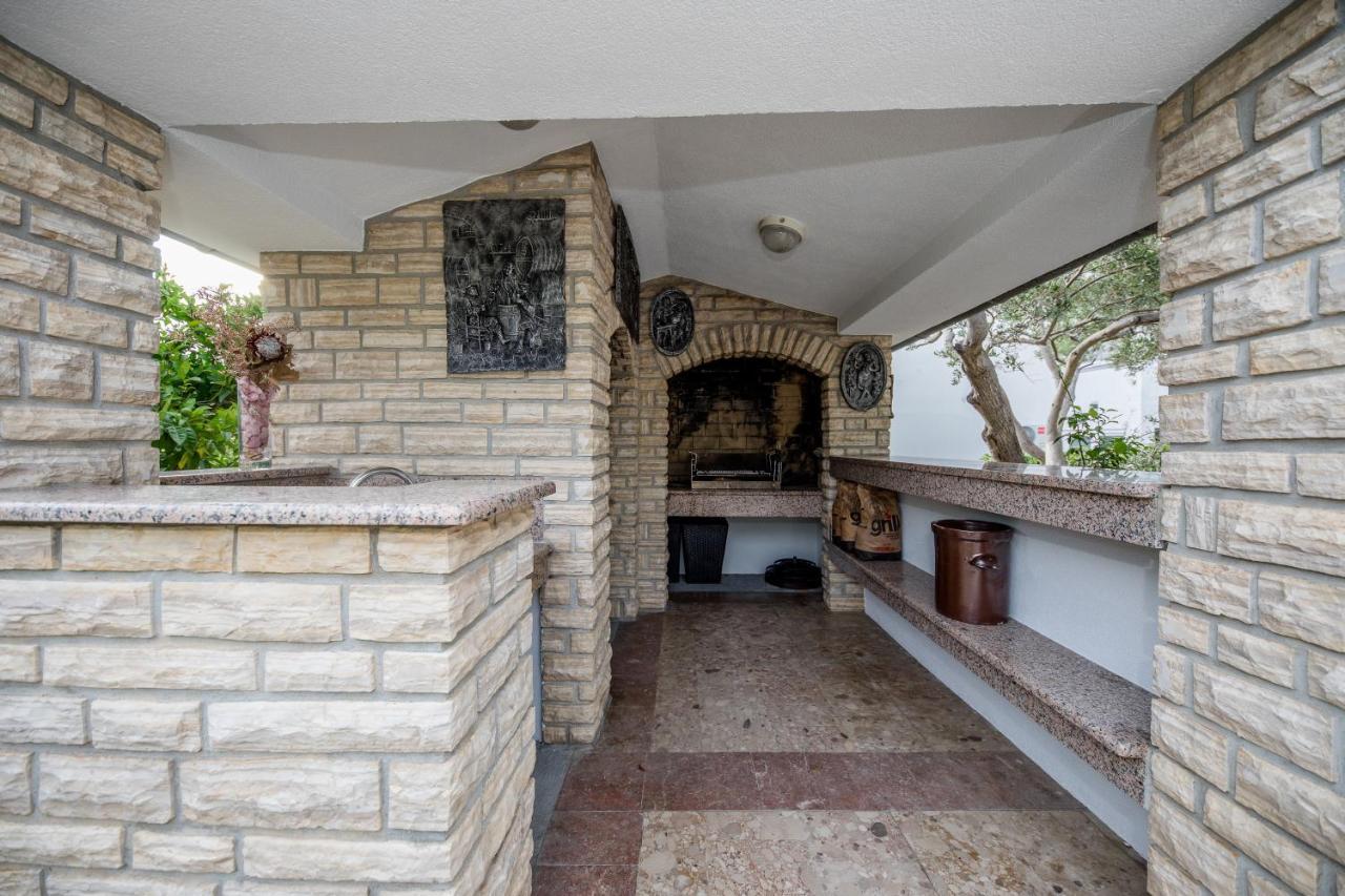 Apartments Vesela Banjol Екстер'єр фото