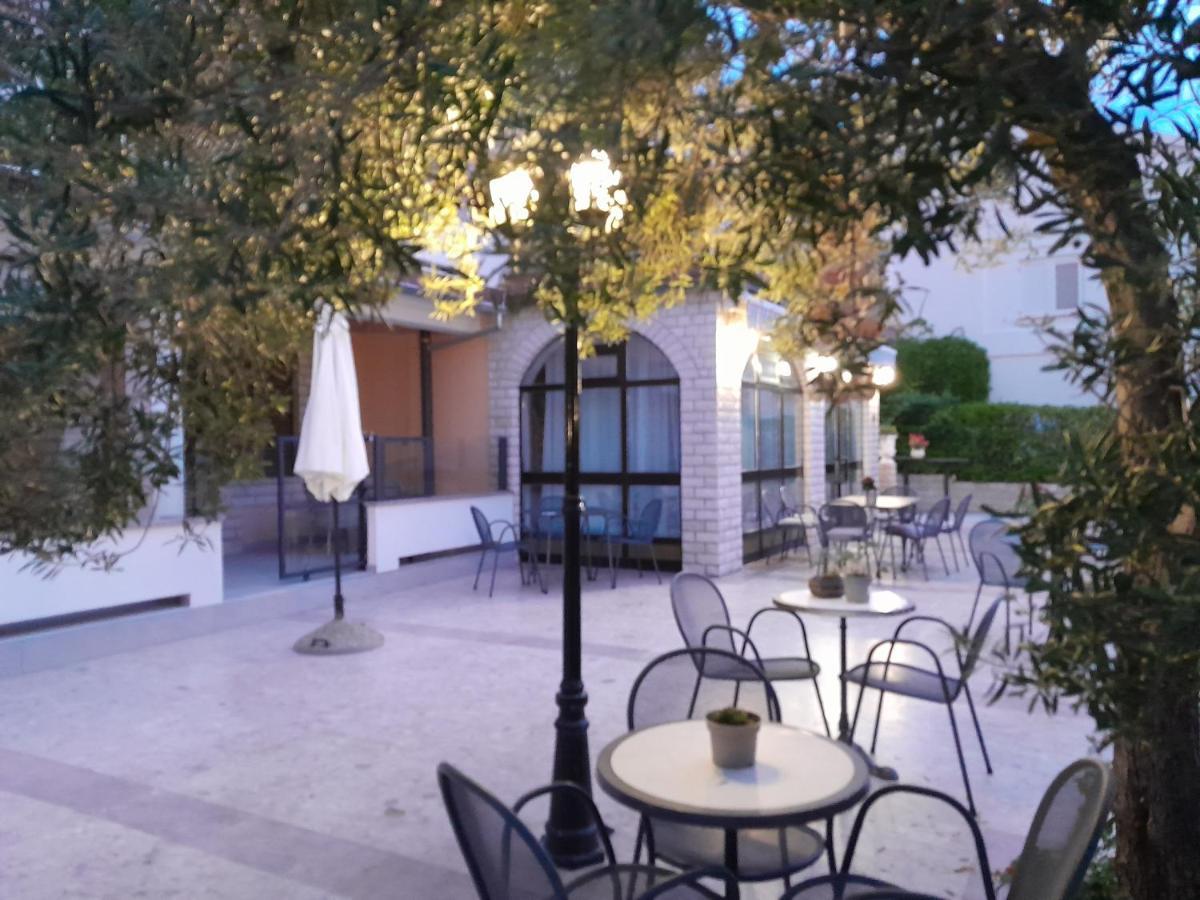 Apartments Vesela Banjol Екстер'єр фото