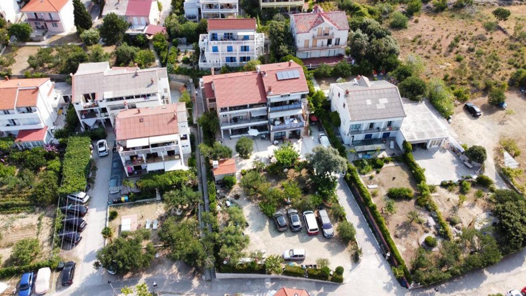 Apartments Vesela Banjol Екстер'єр фото